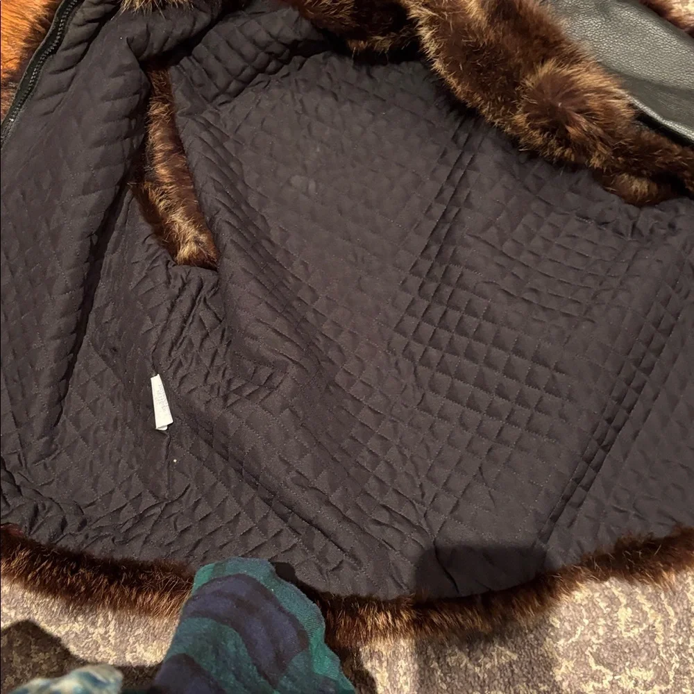 Black 100% Leather Vest with Real Brown Fur Trim in L - Picture 9 of 10